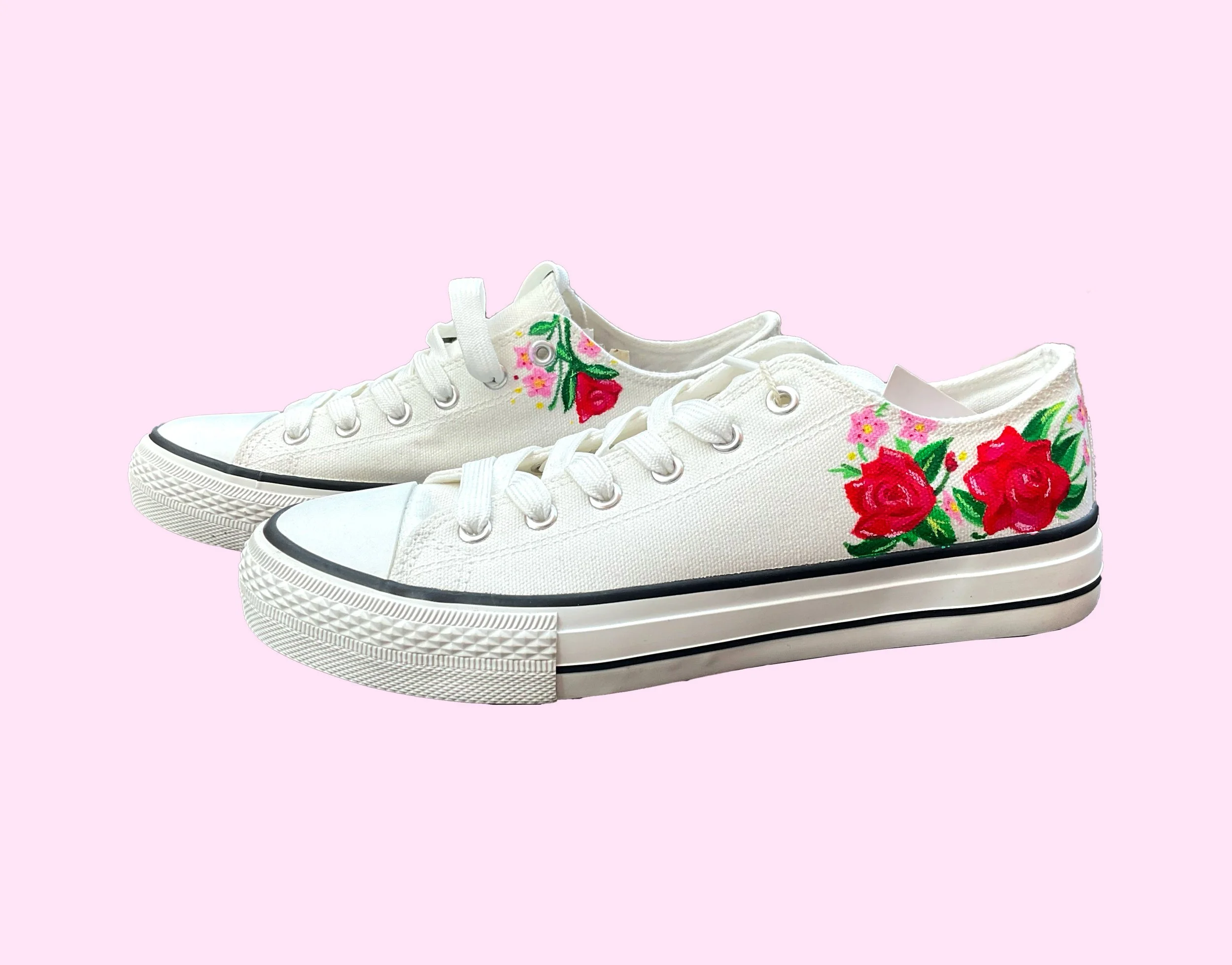 Zapatillas de tela pintadas a mano_ Inspiración flores. Rosas. Zapatillas para novia.