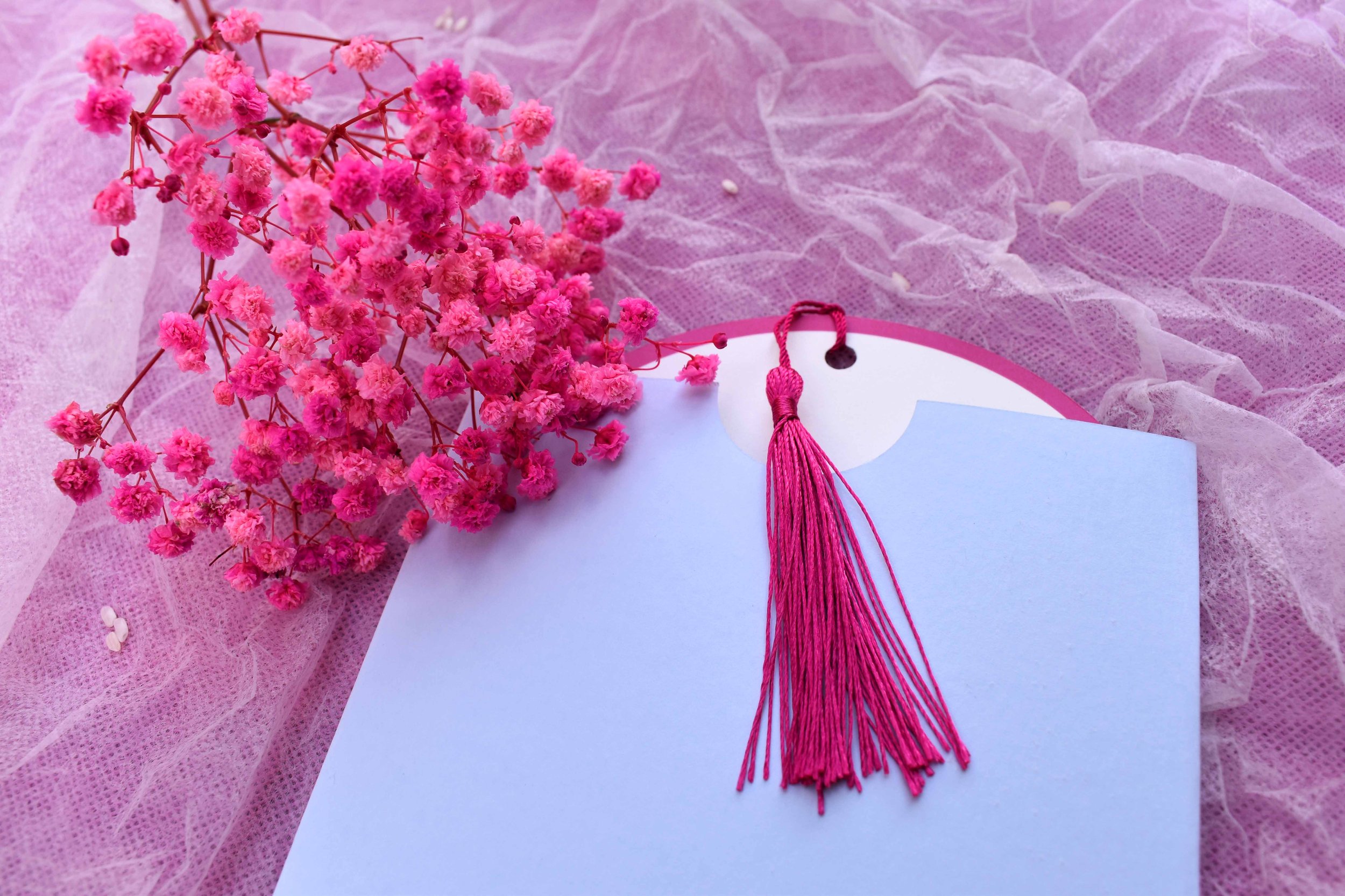 Invitación de boda original y diferente con ilustración semipersonalizada. Boda con colores vivos. Sobre hecho a mano en papel de alta calidad.