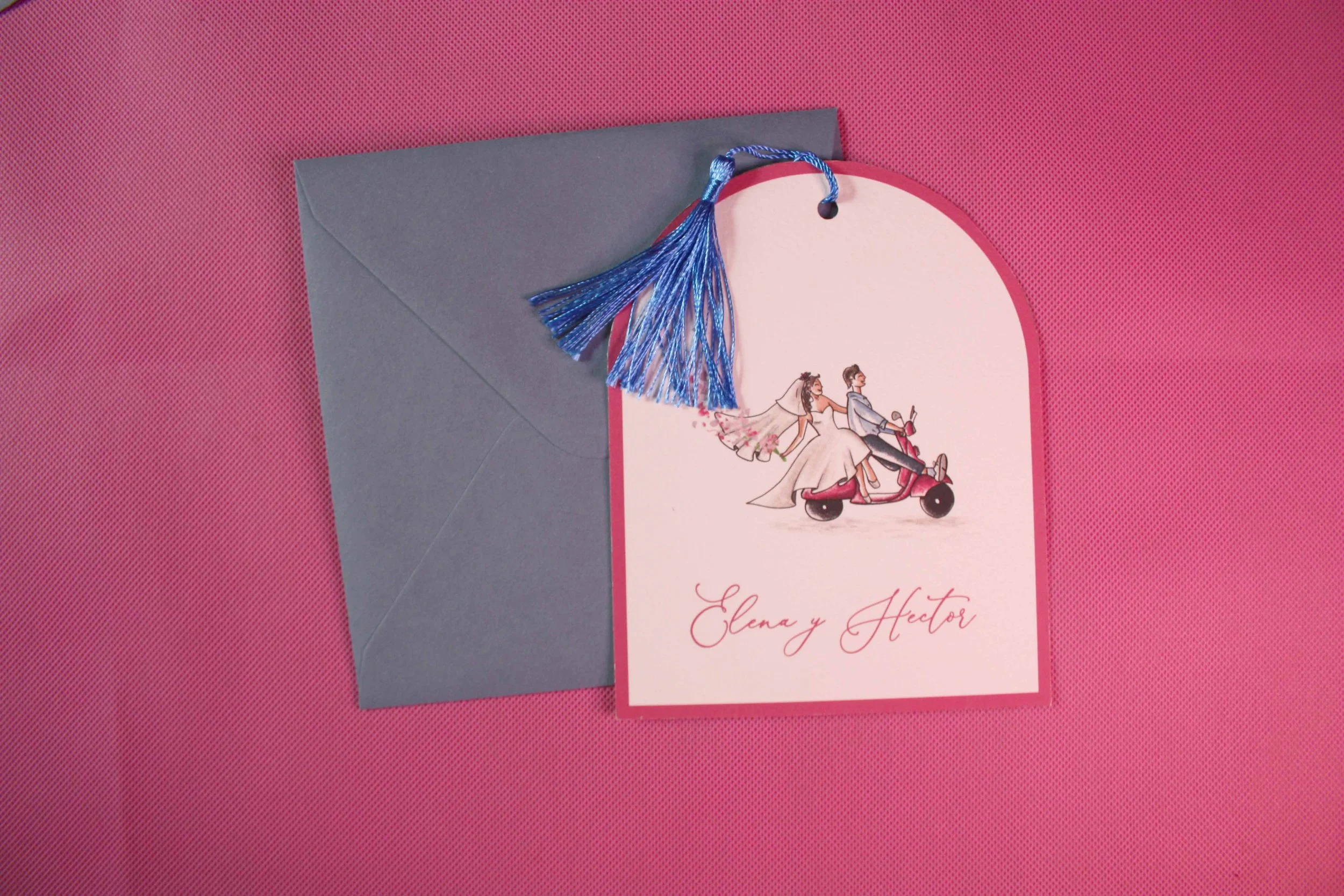 Invitación de boda original y diferente con ilustración personalizada. Boda con colores vivos.