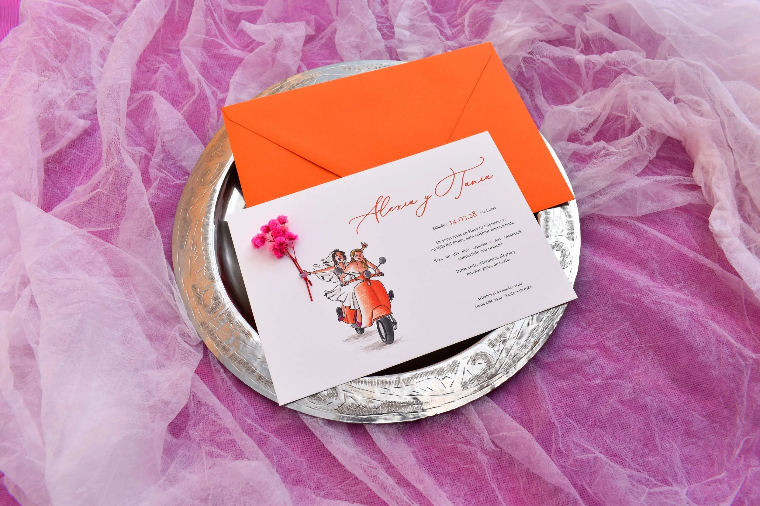 Invitación de boda con flores preservadas.