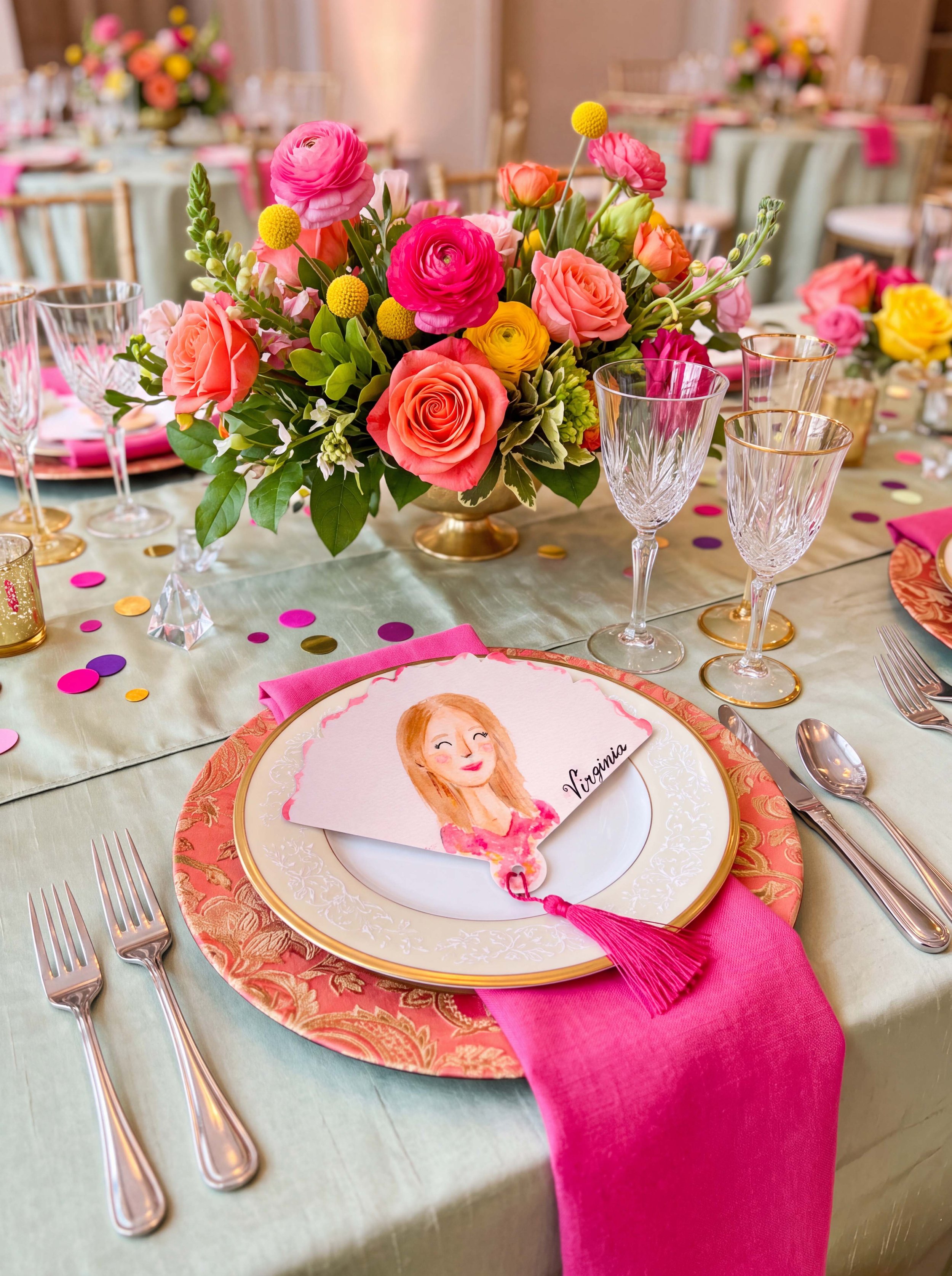 Mesa de celebración donde se muestra un marcasitios en forma de abanico ilustrado para una invitada de boda.