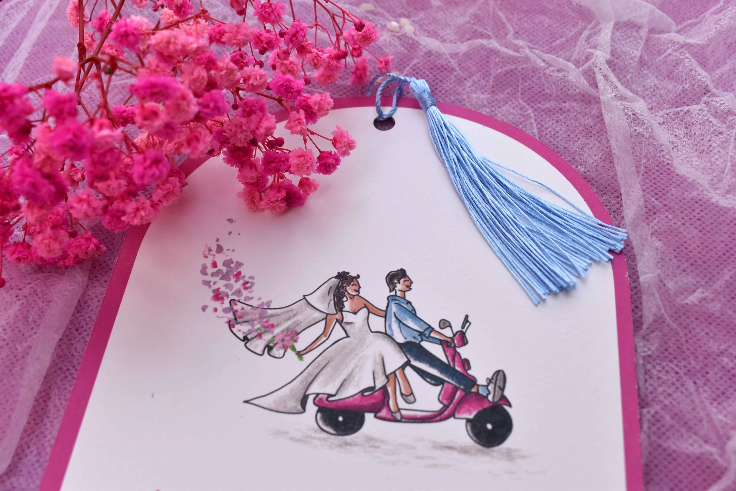 Invitación de boda original y diferente con ilustración personalizada. Boda con colores vivos.
