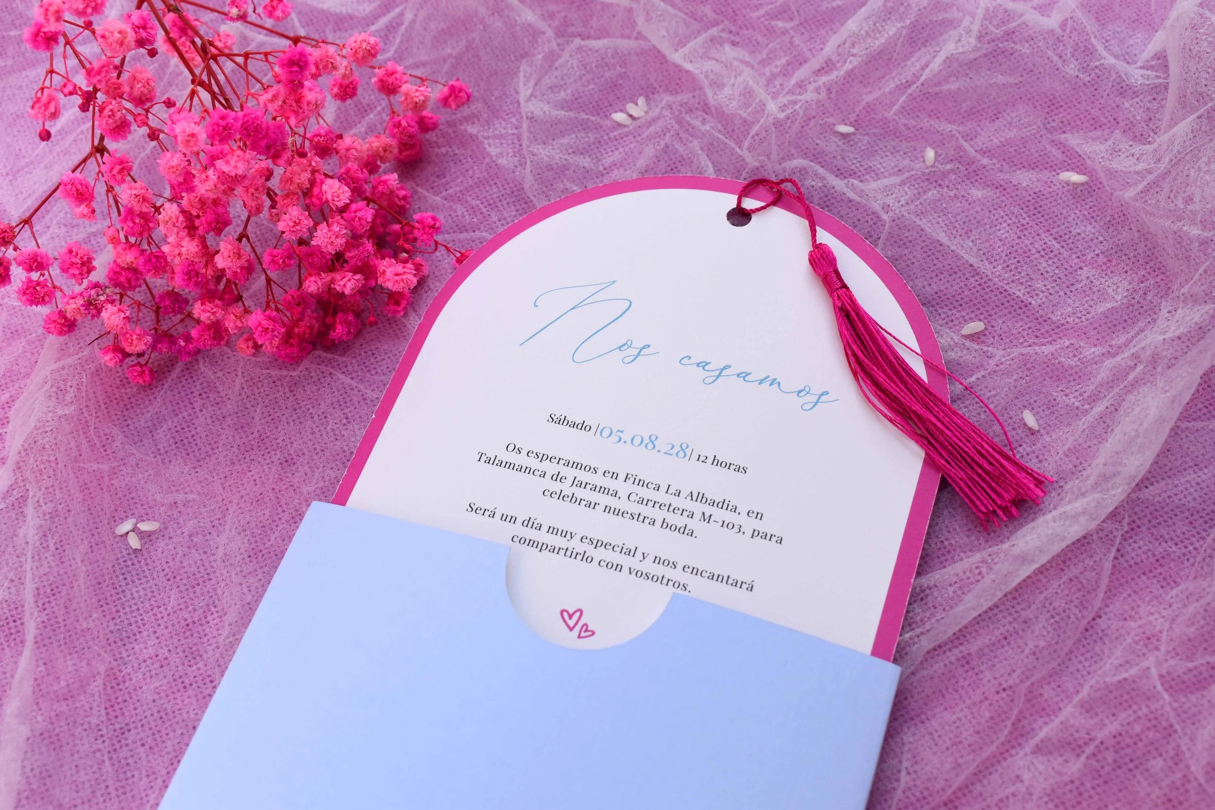 Invitación de boda original y diferente con ilustración semipersonalizada. Boda con colores vivos. Sobre hecho a mano en papel de alta calidad.