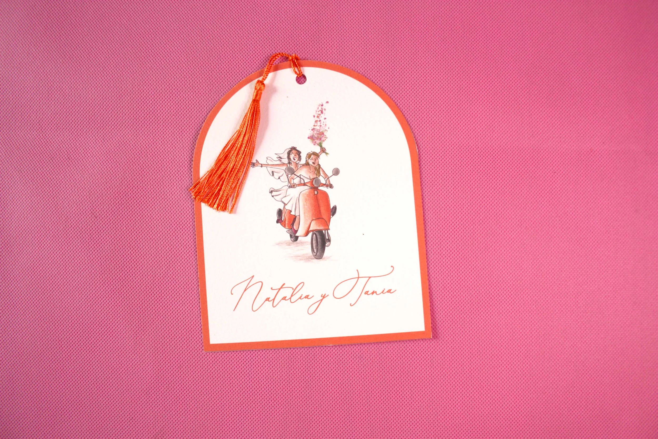 Invitación de boda original y diferente con ilustración personalizada. Boda con colores vivos.