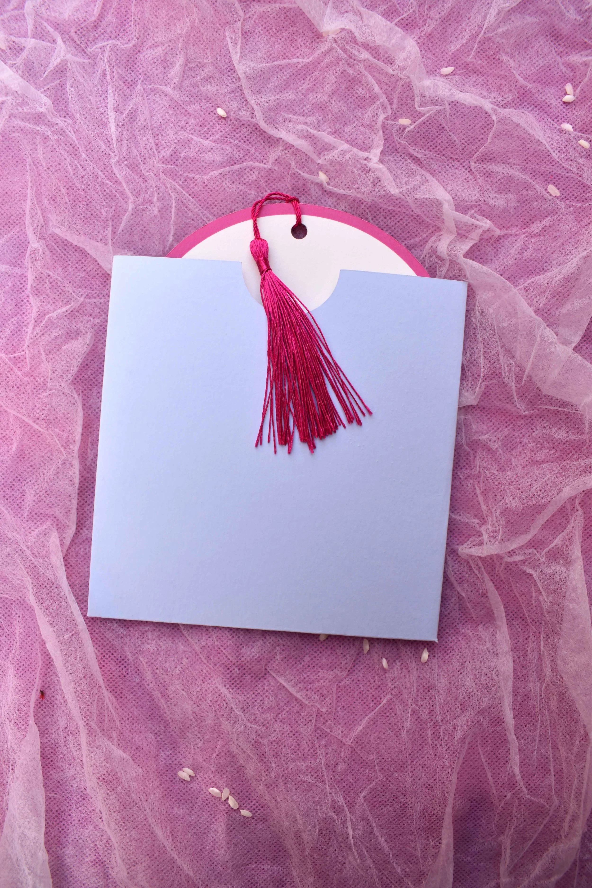 Invitación de boda original y diferente con ilustración semipersonalizada. Boda con colores vivos. Sobre artesanal en papel de alta calidad.