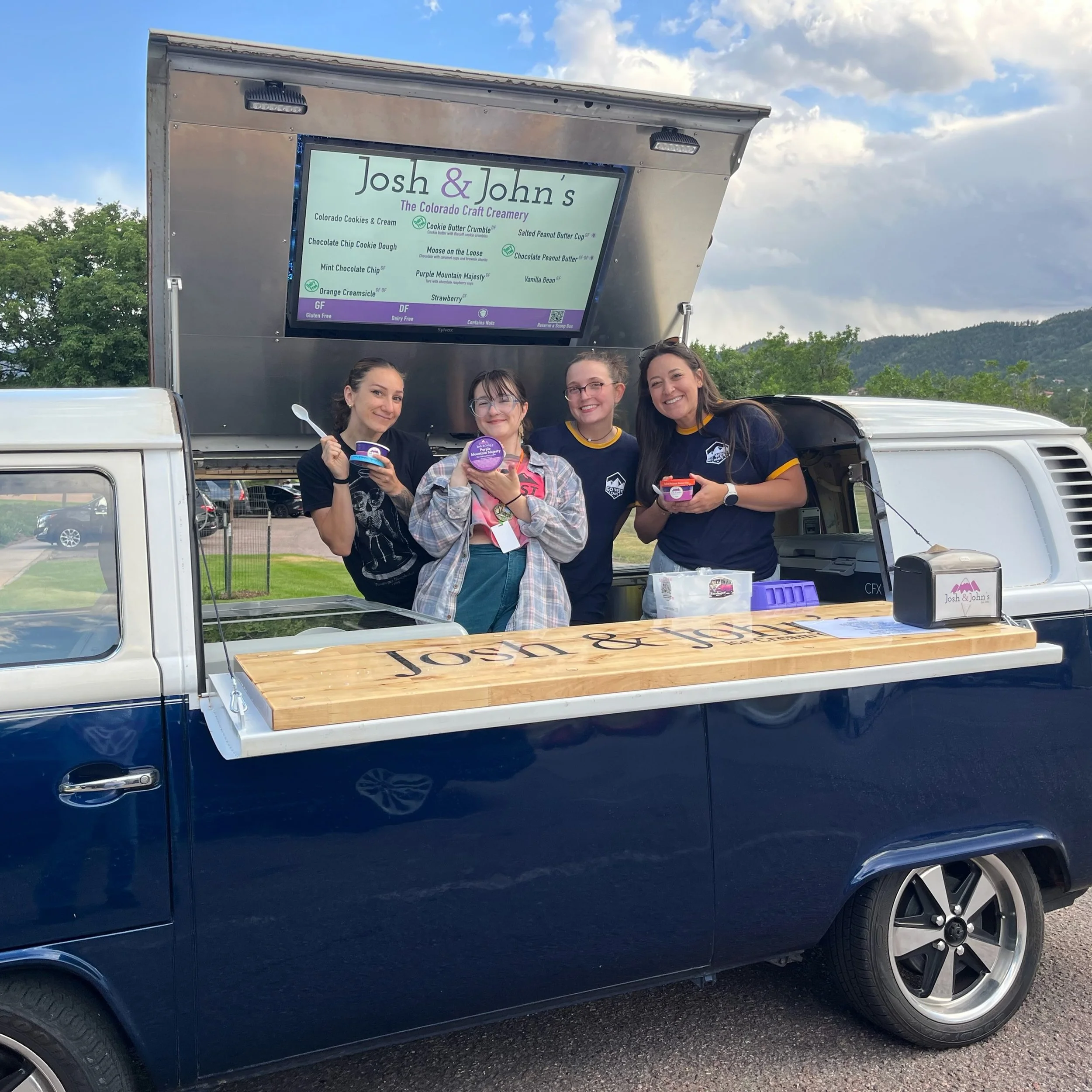 Wrapping up Counselor Appreciation Day with the @joshandjohns ice cream truck! We are so lucky to have such an incredible team 🫶☀️🍦 #gowestcamps #adventureawaits #summercamp #icecreamtruck