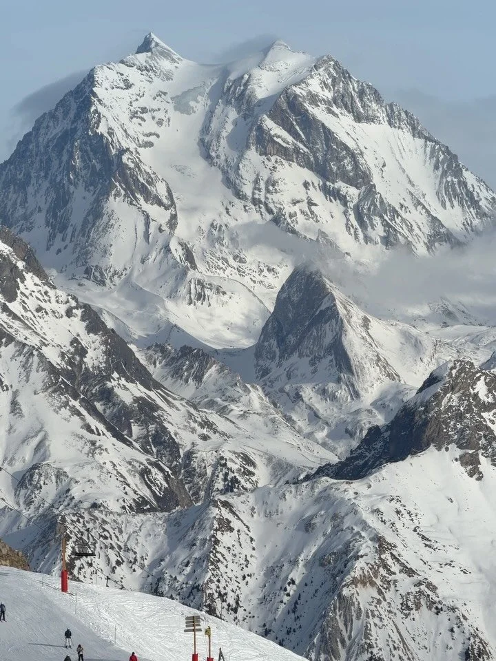 Bonsoir! J&rsquo;taime!

________
#explorepage #viral #mountains #skiing #aesthetic @bonvivantseason @val_thorens @_elena_mzkntv @discoverearth @360valthorens @foliedoucevaldisere @foliedoucemeribel @skimiumvalthorens4 @les3vallees_officiel @esfcourc