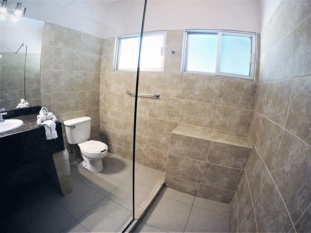 Detalles del baño de habitación Deluxe en Hotel LunaSol