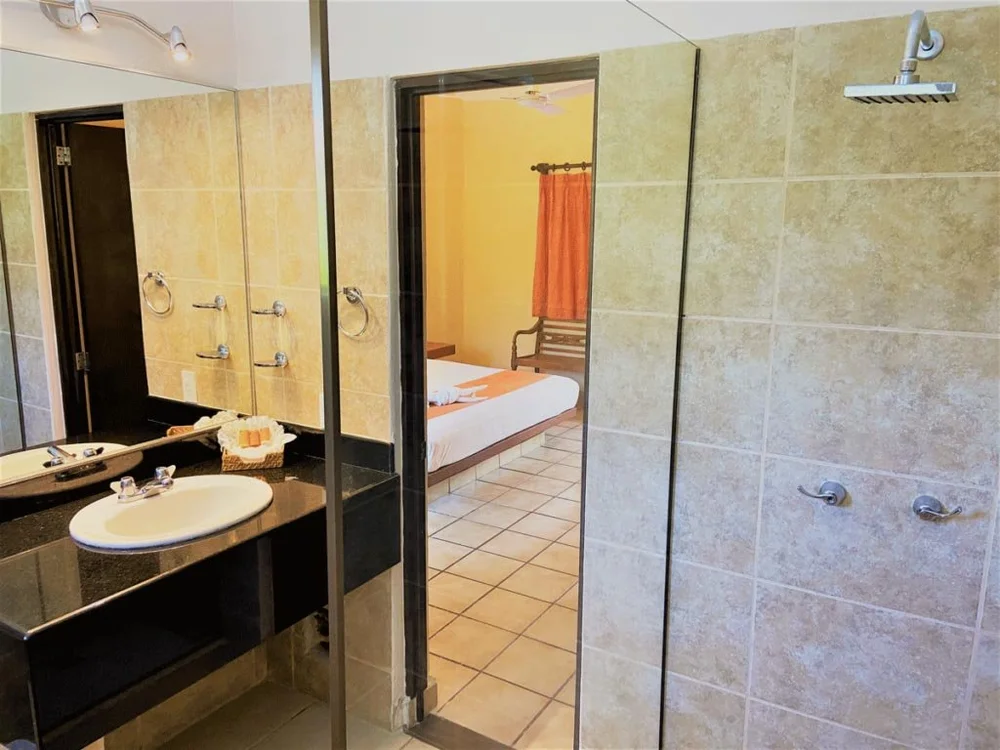 Baño privado de habitación Deluxe en Hotel LunaSol