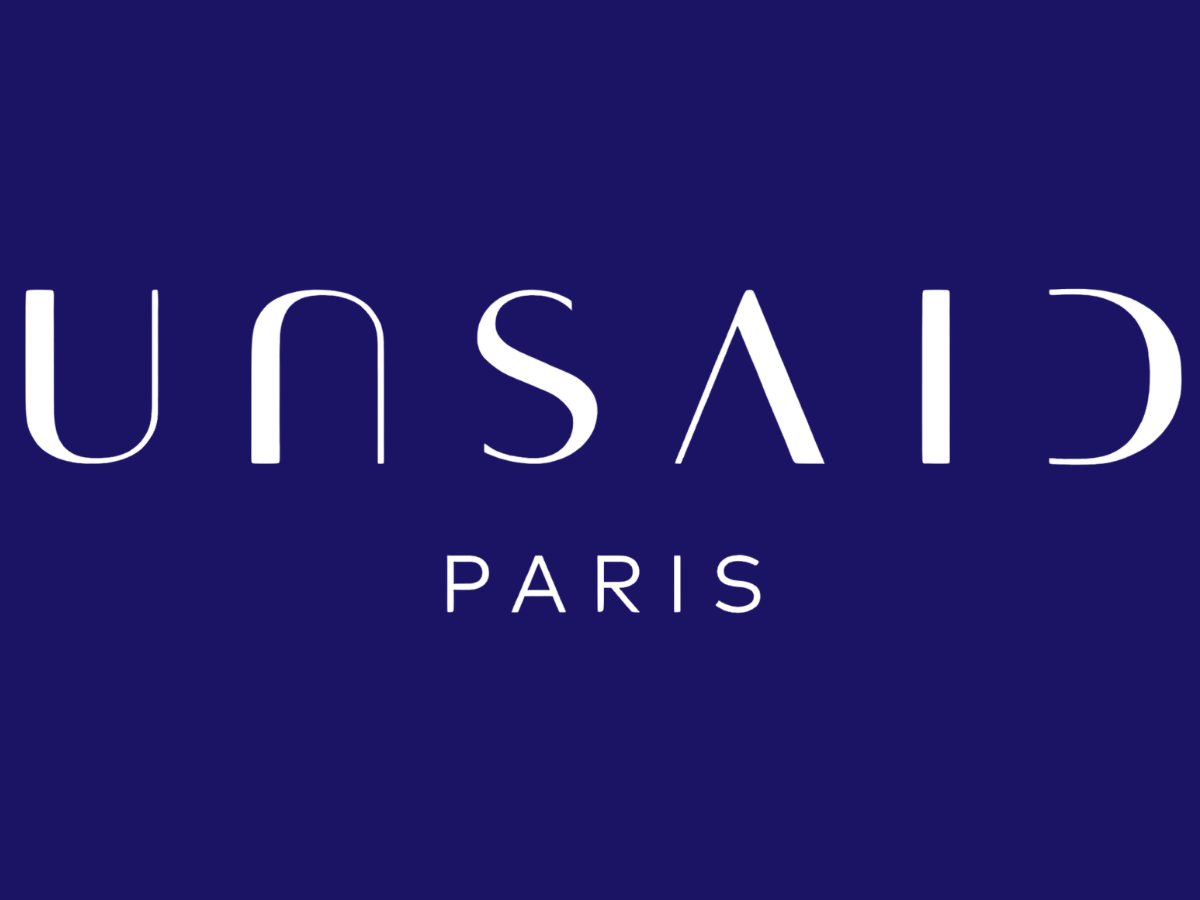 Logo de la marque Unsard Paris sur fond bleu foncé.