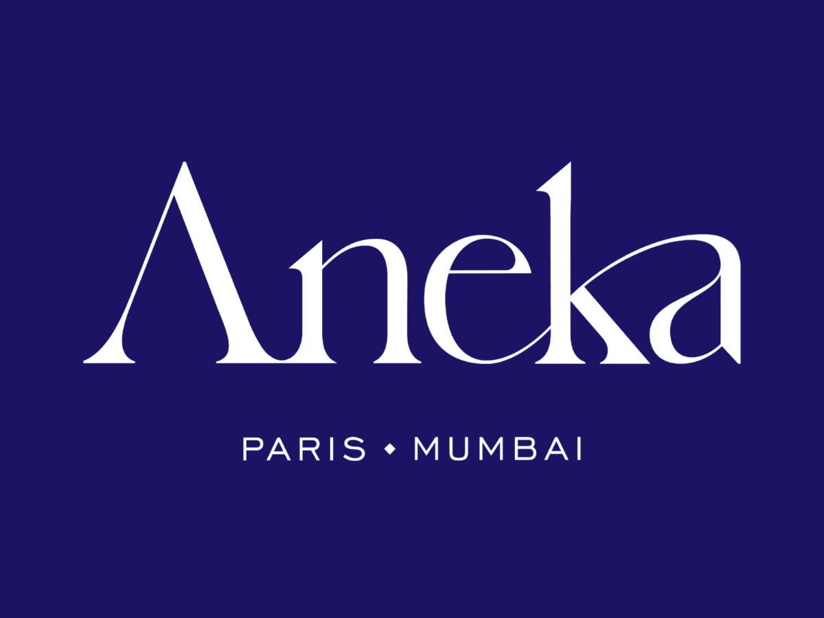 Logo de la marque Aneka avec les villes Paris et Mumbai en dessous, sur un fond bleu foncé.