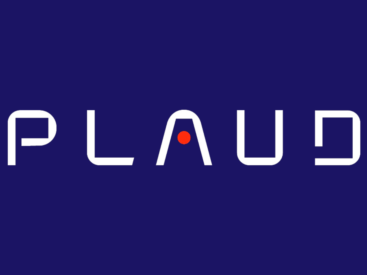 Logo de PLAUD avec un fond bleu marine, les lettres blanches et un point rouge au centre de la lettre A.