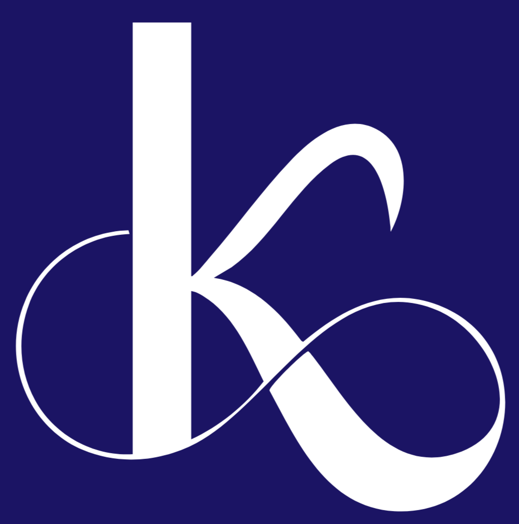 Logo blanc avec une grande lettre 'K' stylisée sur fond bleu foncé.