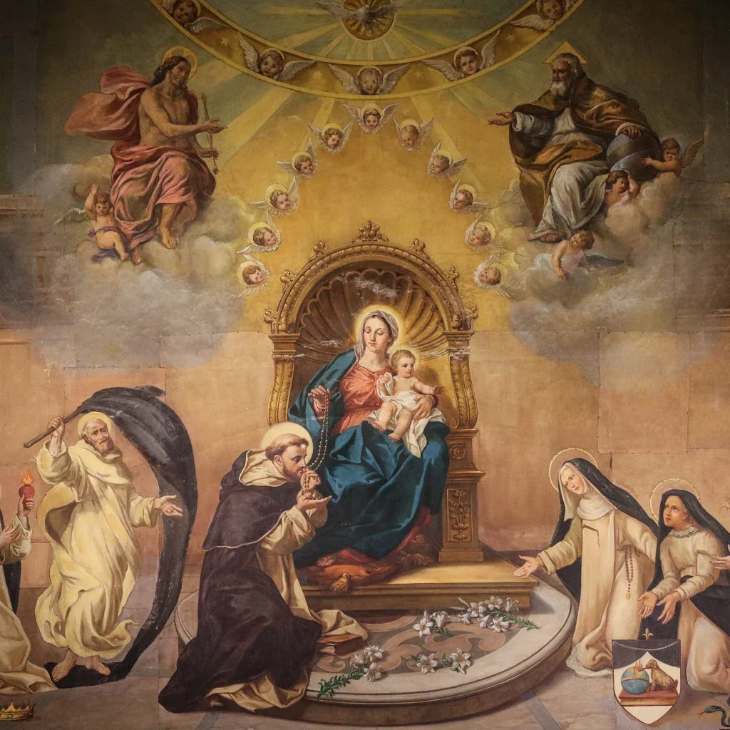 Religiøst maleri med Jomfru Maria med Jesusbarnet på en trone, omgivet af helgener, engle og apostle i himlen og på jorden. Jomfru Maria skænker Den Hellige Rosenkrans til Sankt Dominik.