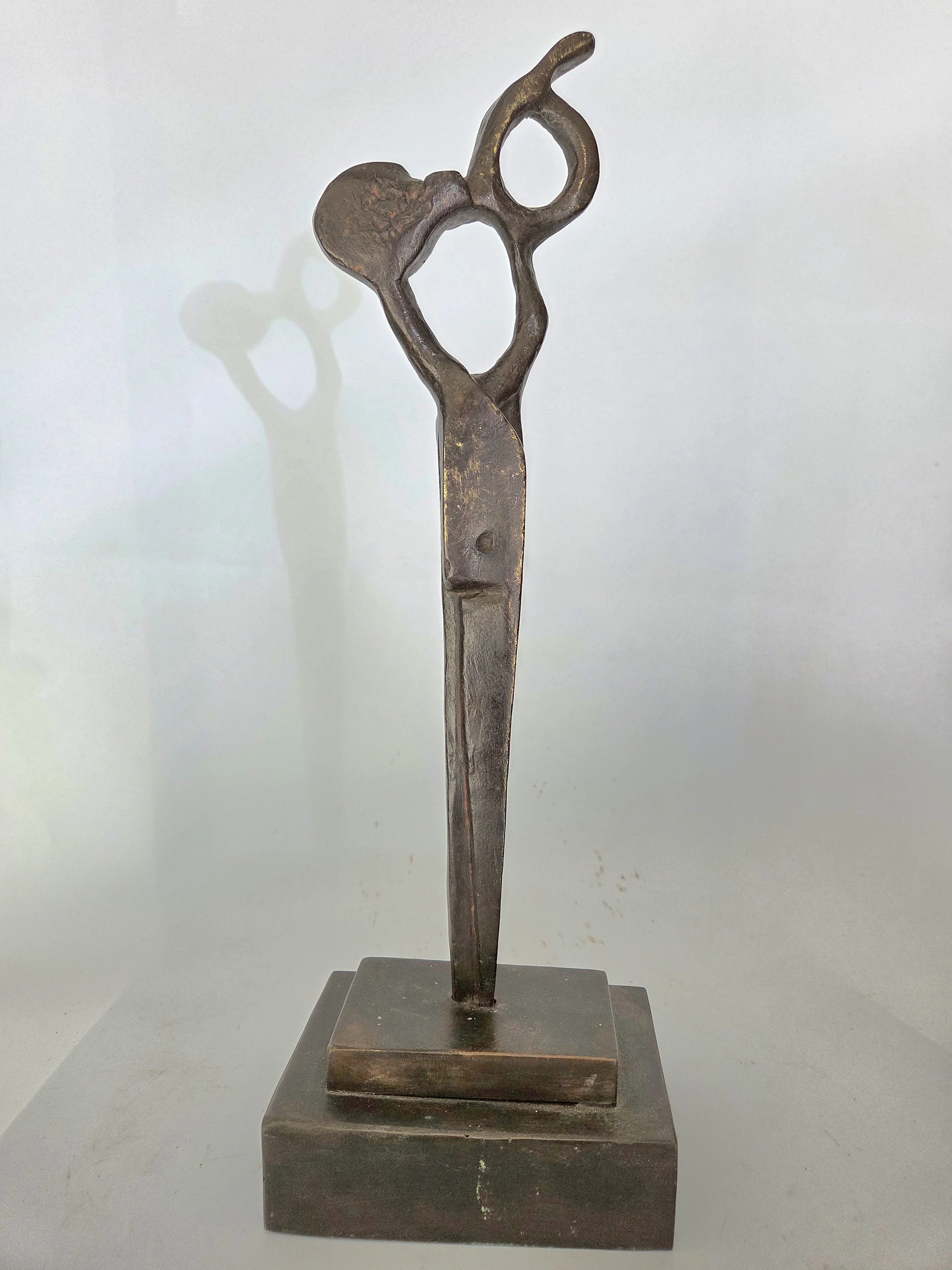 "SCISSORS" A tribute to the hairdressing career that made my dream of becoming a sculptor possible. These scissors represent the years of dedication and sacrifice that allowed me to save, return to my passion, and bring my work to life in bronze.