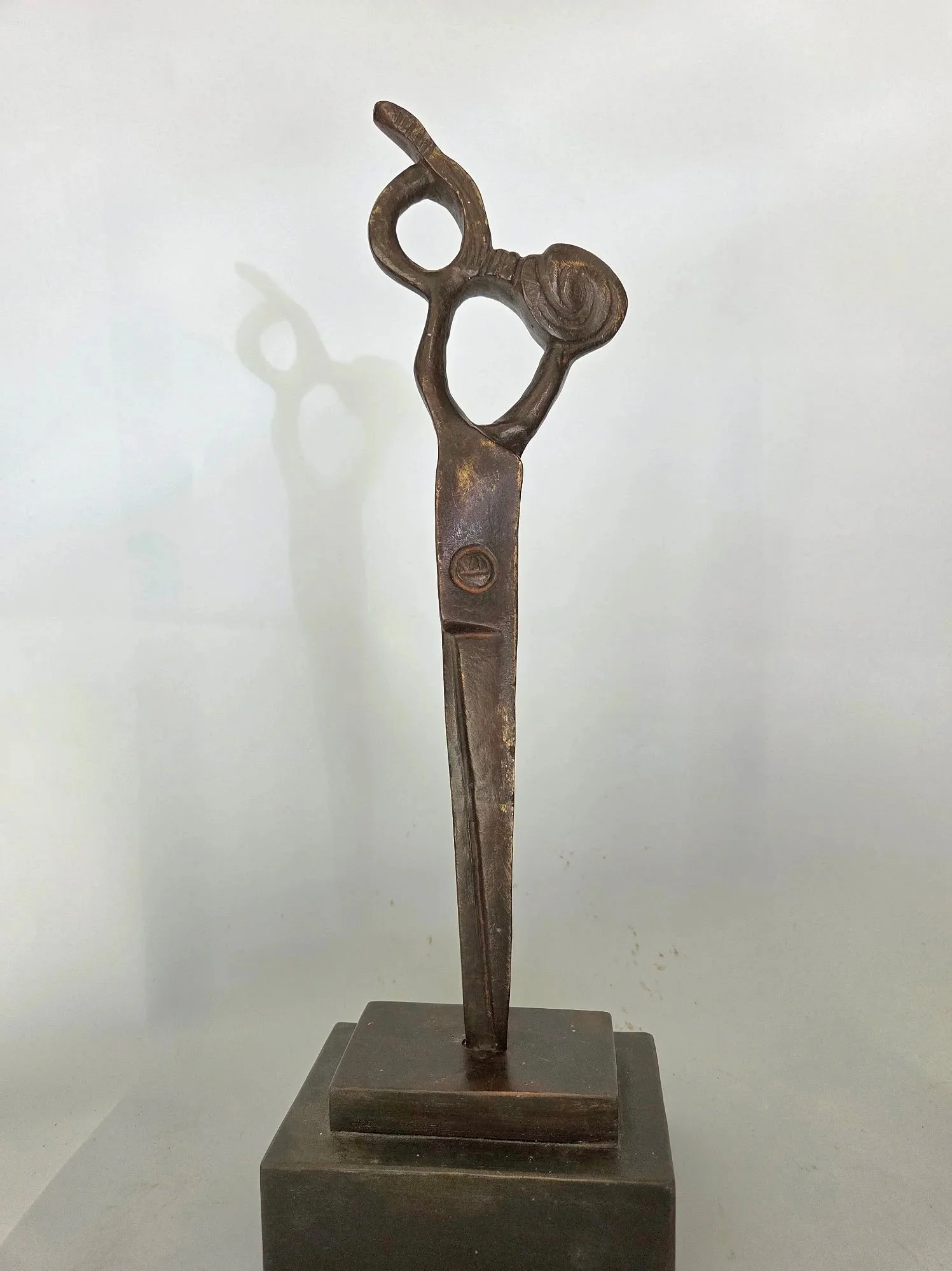 "SCISSORS" A tribute to the hairdressing career that made my dream of becoming a sculptor possible. These scissors represent the years of dedication and sacrifice that allowed me to save, return to my passion, and bring my work to life in bronze.