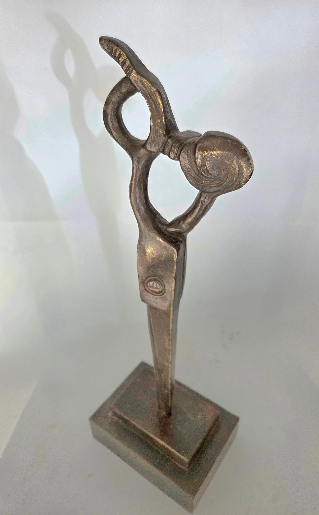 "SCISSORS" A tribute to the hairdressing career that made my dream of becoming a sculptor possible. These scissors represent the years of dedication and sacrifice that allowed me to save, return to my passion, and bring my work to life in bronze.