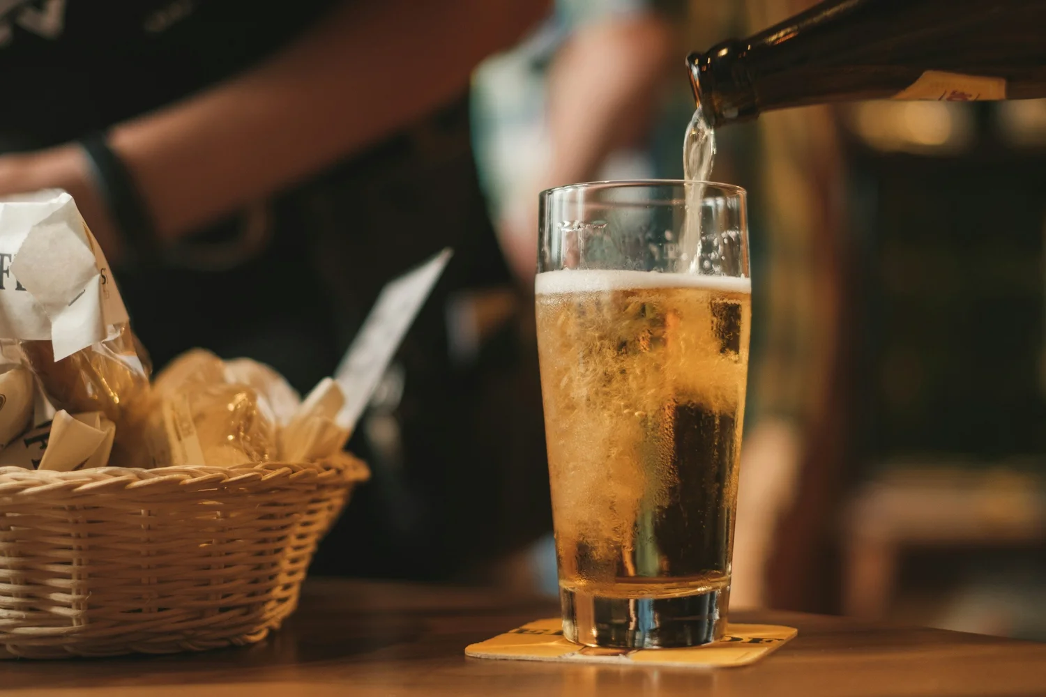 A pint of beer served with food at a pub. How to Get a Beer and Wine License in Texas