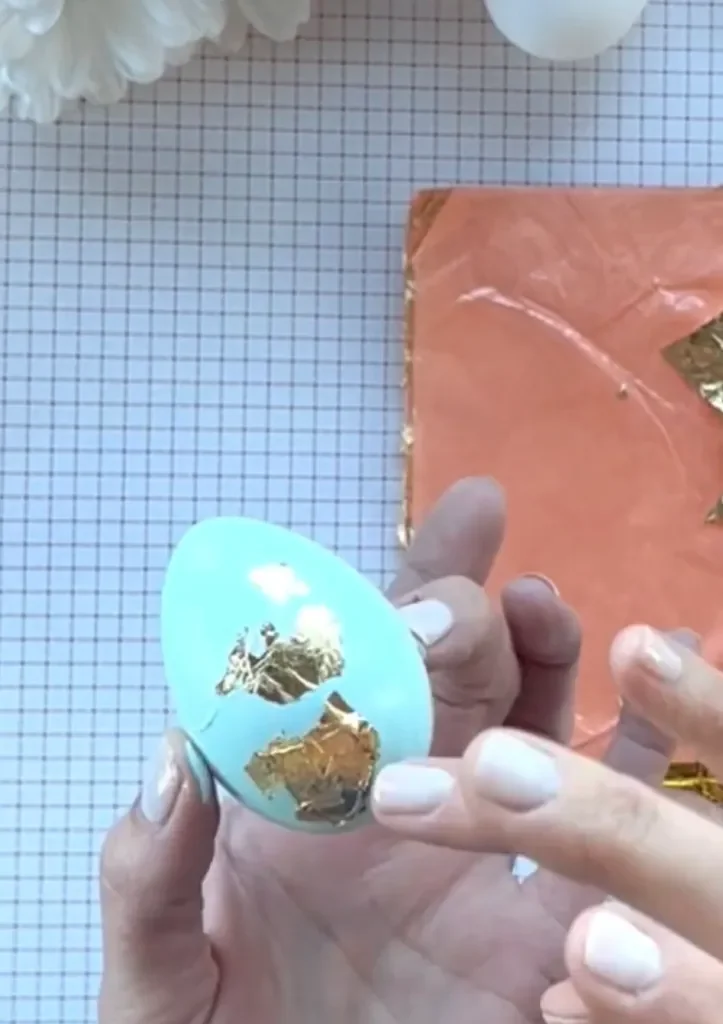 diy_gold-leaf-eggs-03.webp