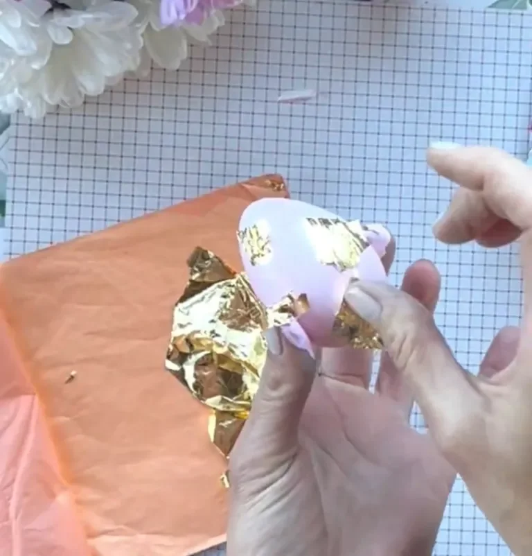 diy_gold-leaf-eggs-04.webp