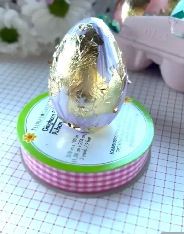 diy_gold-leaf-eggs-05.webp
