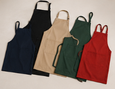 Varias camisetas sin mangas en diferentes colores sobre una superficie blanca.