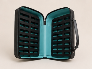 Caja de almacenamiento con compartimentos para objetos pequeños.