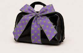 Bolsa negra con lazos grandes de cinta morada con puntos verdes