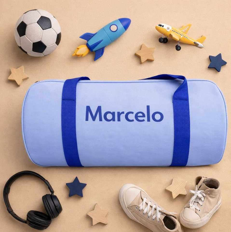 Maletín azul con el nombre Marcelo, zapatos deportivos beige, auriculares negros, balón de fútbol, cohete de juguete, avión de juguete, estrellas de madera en diferentes colores.