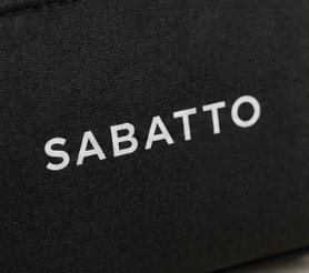 Logotipo de la marca Sabatto en una superficie negra