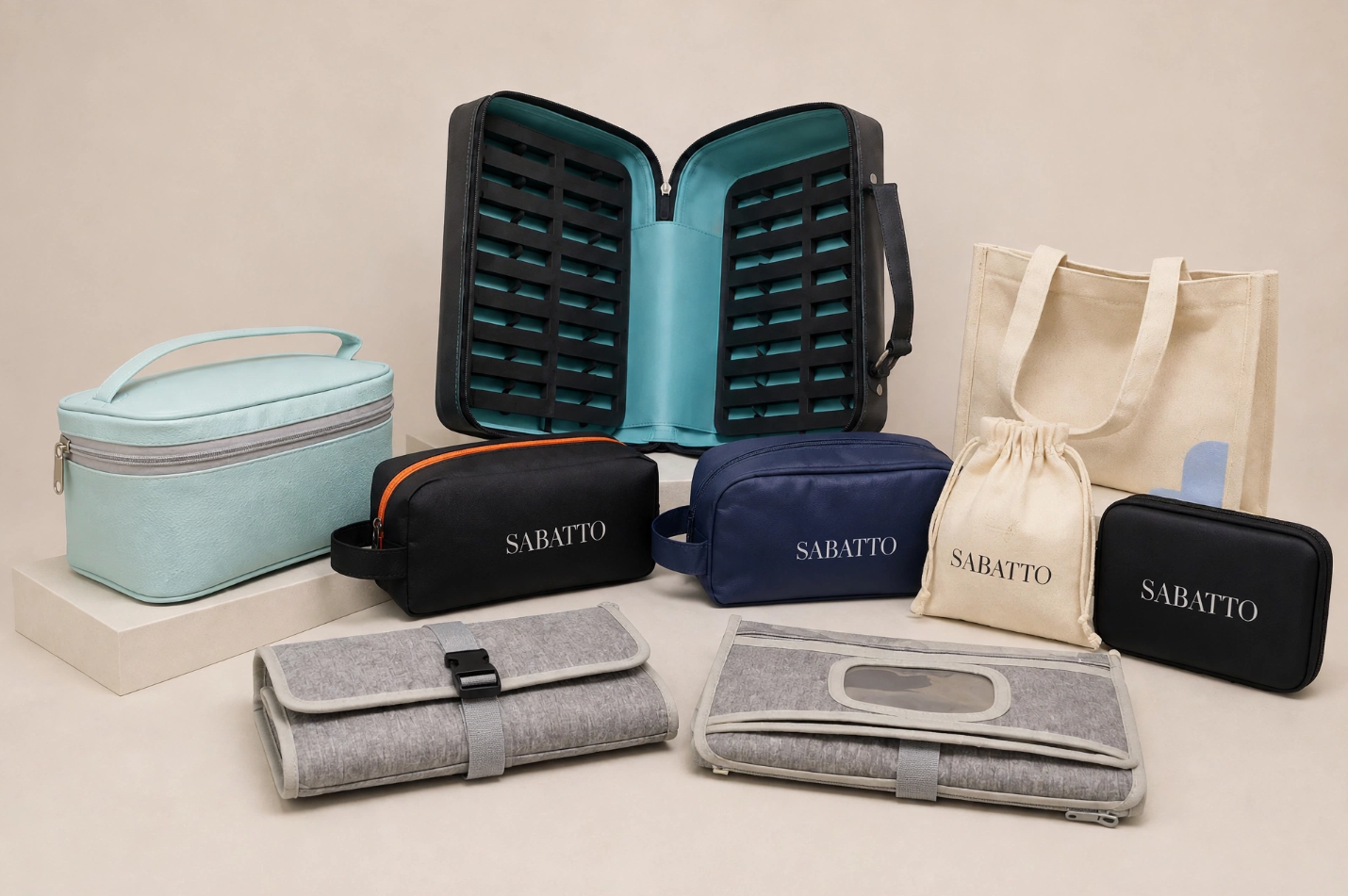 Conjunto de accesorios de viaje, incluyendo estuches, bolsas y organizadores en diversos colores y tamaños, con una maleta abierta en el centro.