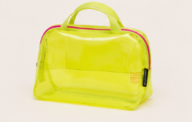 Neceser transparente de color amarillo con detalles rosas y asa.