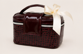 Cartera de manos de color burdeos con patrón de cuadros y lazo blanco.