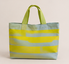 Bolsa de tela con rayas horizontales en tonos verdes, amarillos y azul claro