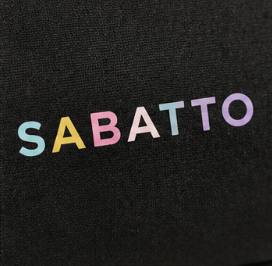 Letras de colores formando la palabra 'SABATTO' sobre fondo negro.