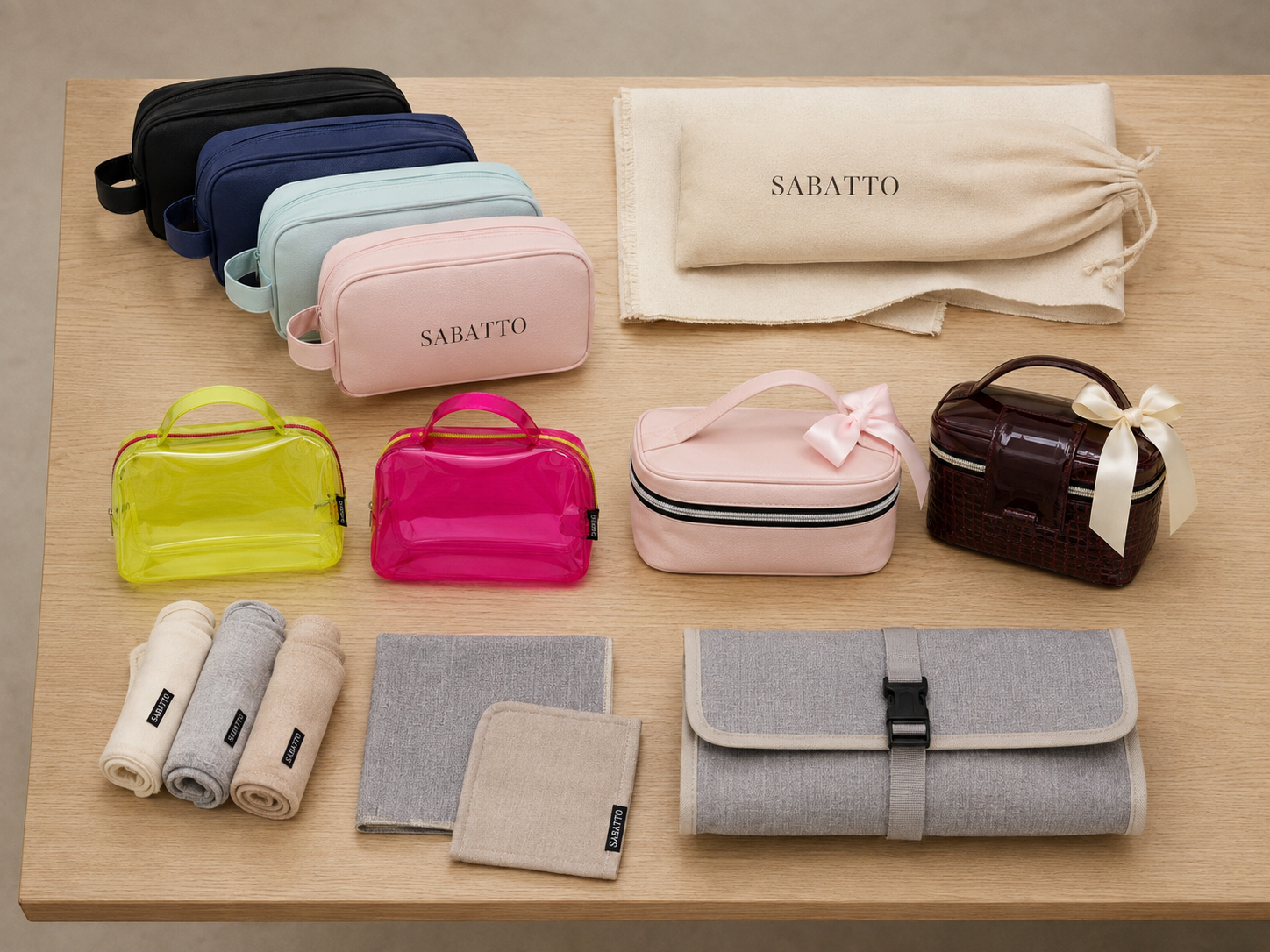 Diversas bolsas, estuches, toallas, y accesorios de almacenamiento en una mesa de madera.