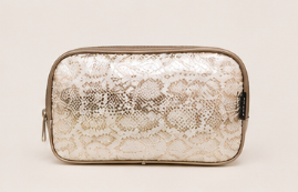 Estuche rectangular con patrón de piel de serpiente en tonos beige y marrón.