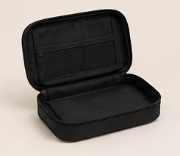 Estuche negro abierto con compartimentos internos
