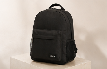 Mochila negra sobre una superficie blanca