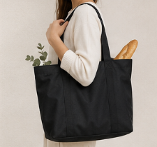 Mujer con bolso negro y baguette