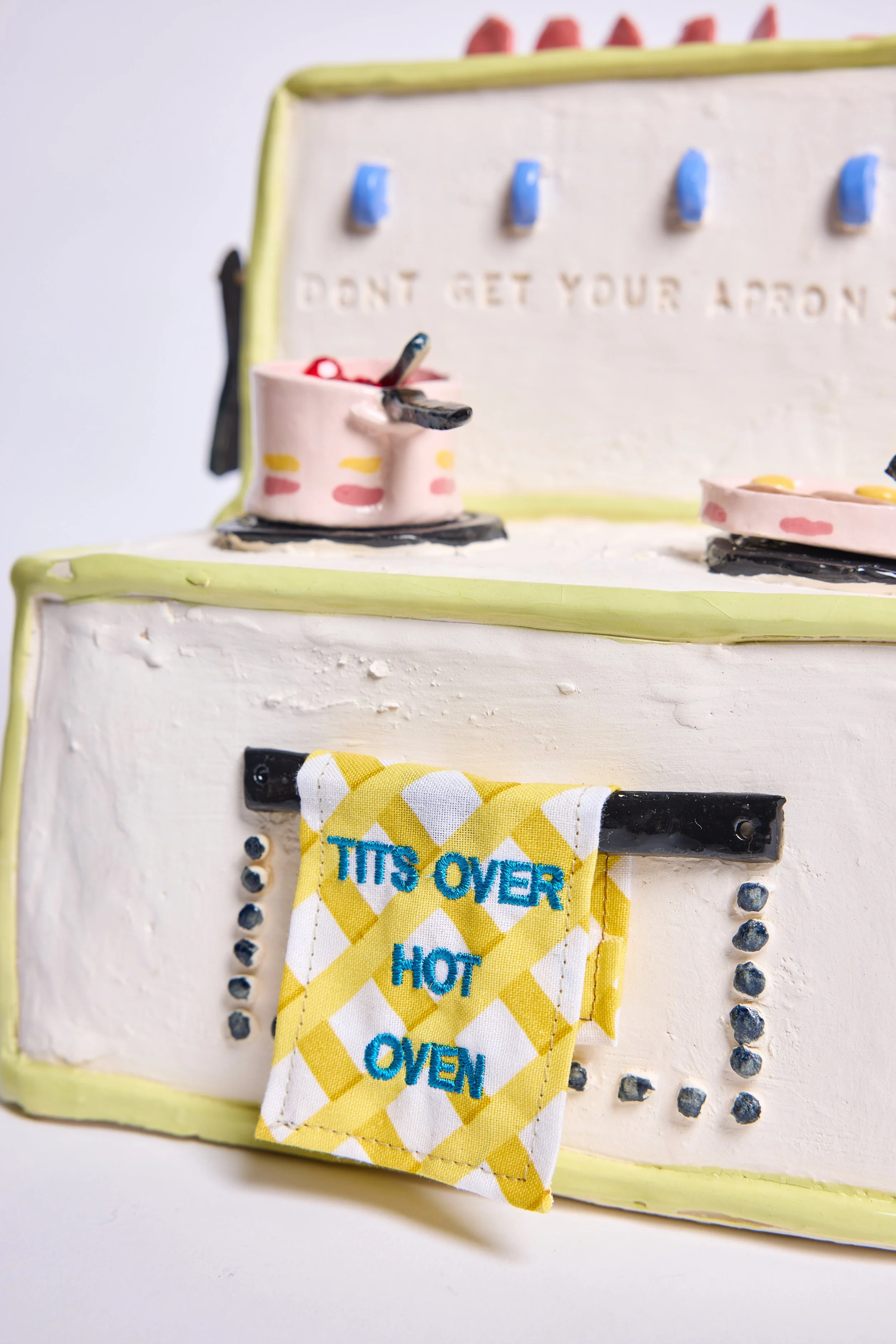 Tits Over Hot Oven 
24×20×21cm
