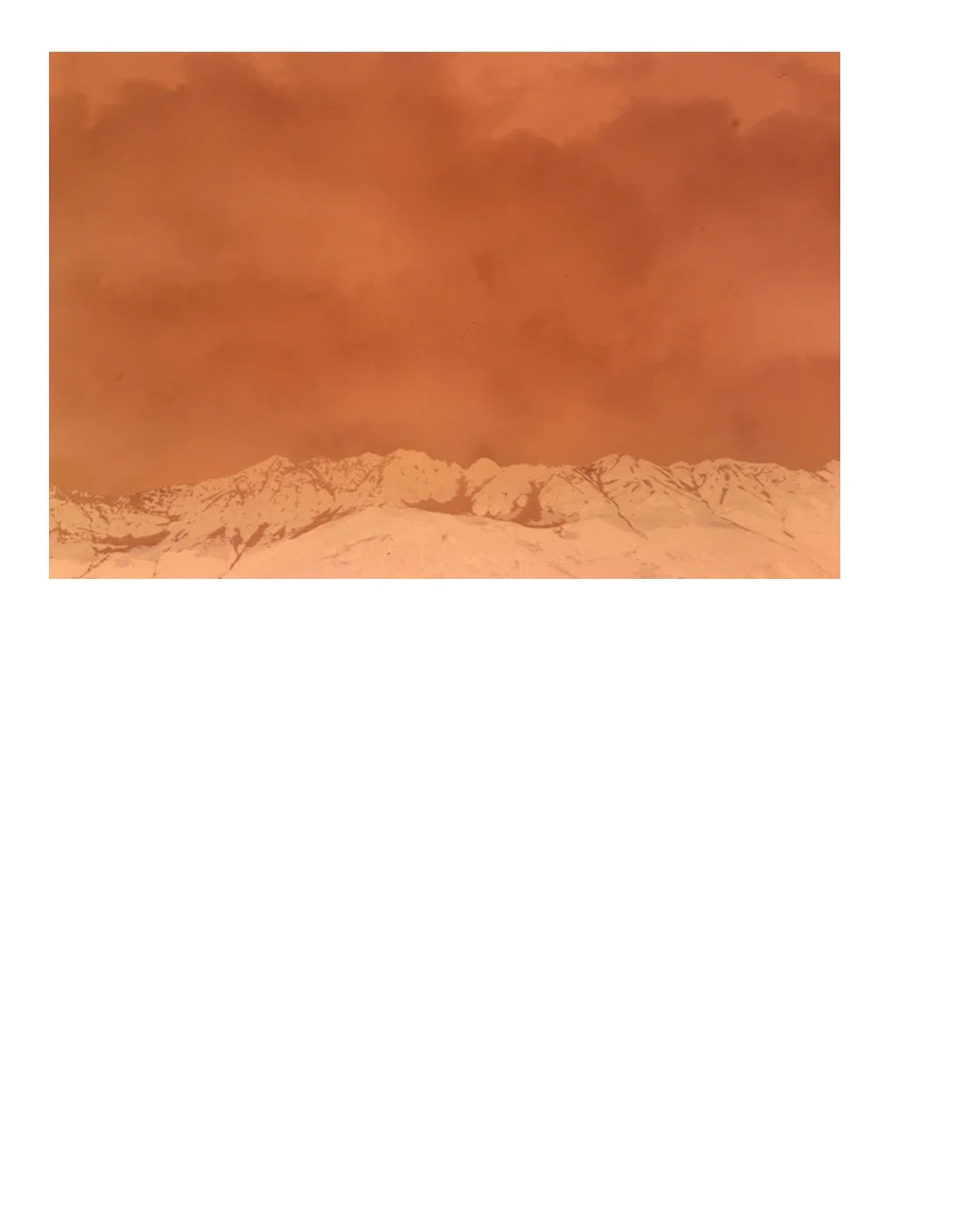 Bergkette im Sonnenuntergang mit orangefarbenem Himmel und schneebedeckten Gipfeln