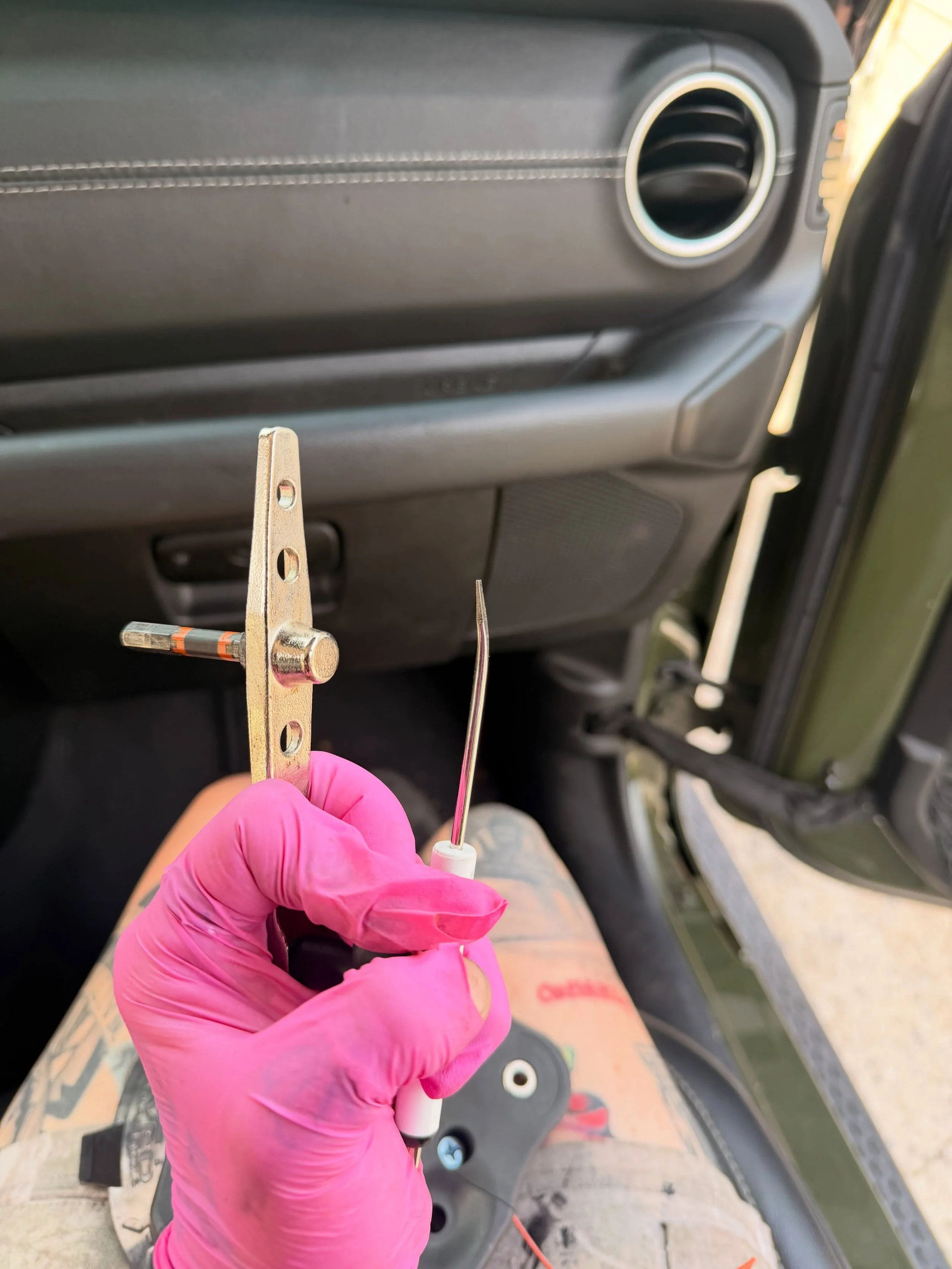 This Willys Jeep got the Glass Gal treatment today! 💗🤠

We finally got to put that special tool Dave bent perfectly for us at Auto Glass University to work, alongside our BAT! 🦇

One thing about continuing your education is you come home with more