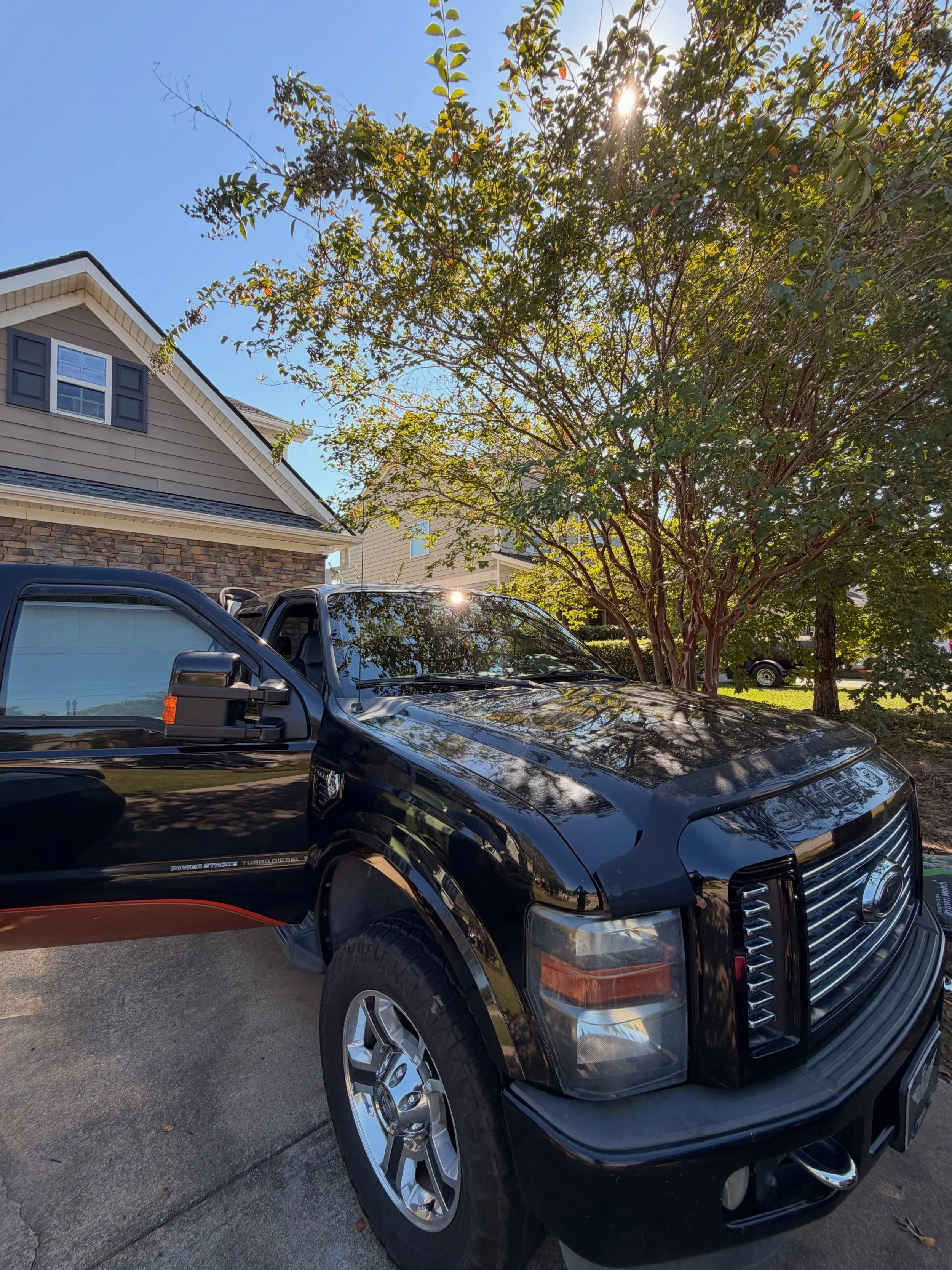 After that Jeep yesterday kicked our ass, we were relieved with a little Harley action! 🤘🏼🖤

This F-250 Harley-Davidson Edition was SWEET! 😍 From the exterior accents to the interior details, Ford really did their thing with these trucks!

But I&