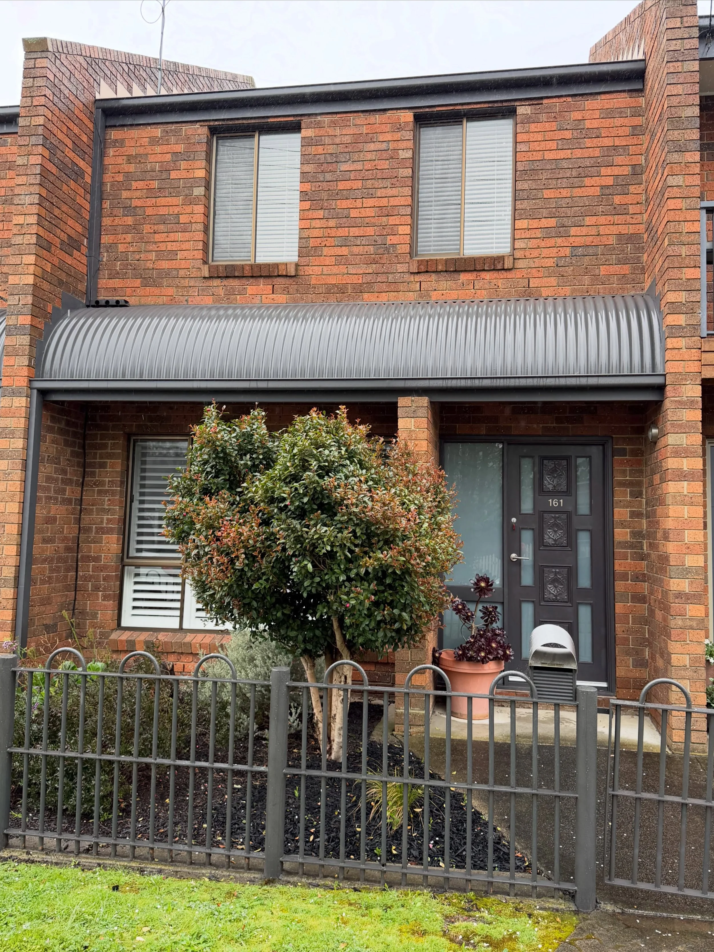 SELLING || Exclusive waterfront location, 200m from Eastern Beach. Recently refurbished, 2/1/1 with private North facing courtyard. Launching next week!🚀 #geelongwaterfront #vendoradvocategeelong #geelongrealestate #geelongproperty