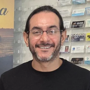 Dennis Aguilar, dueño de Top Three Web Design en Sebastian, Florida