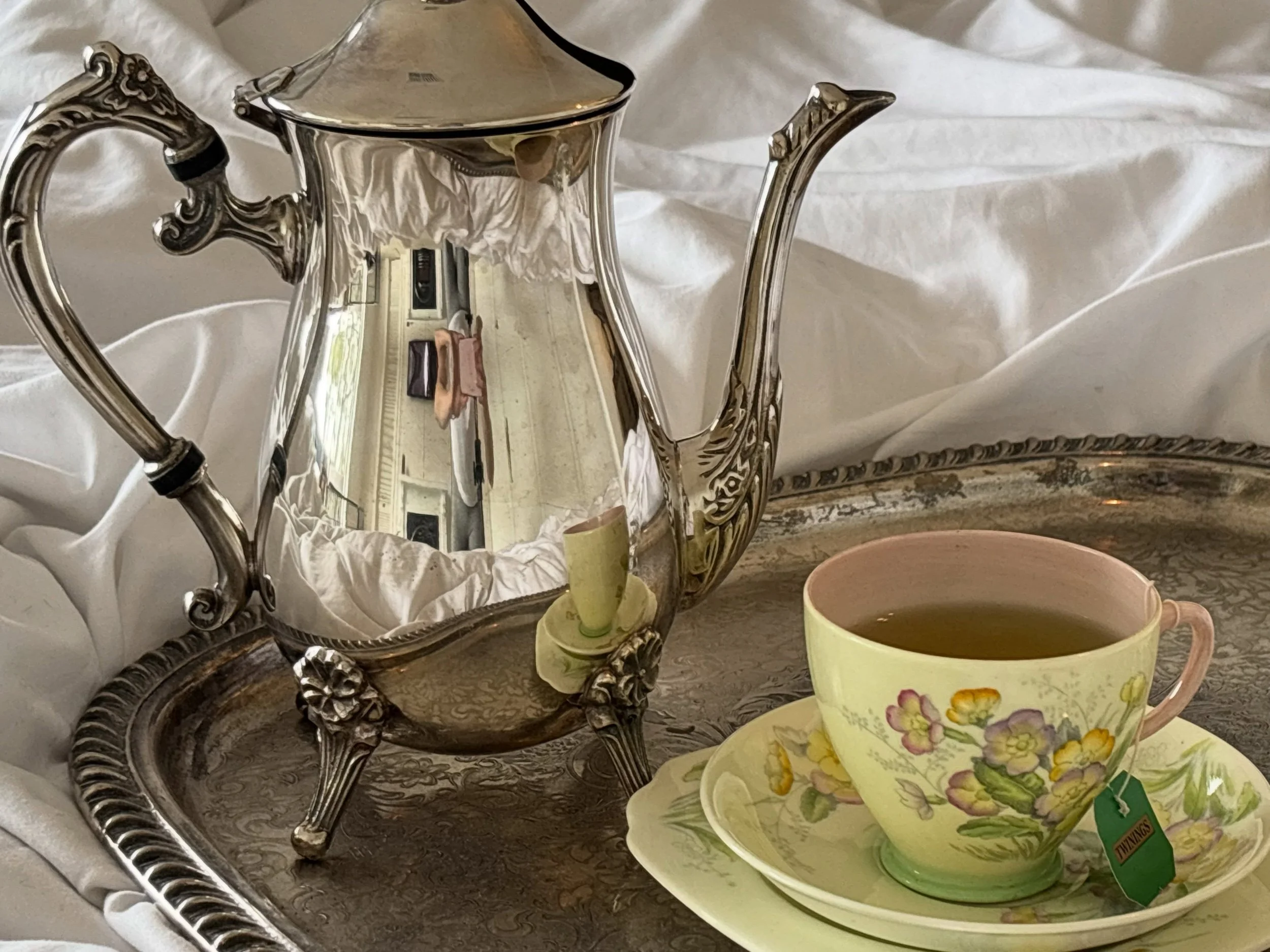 Slow mornings ✨

#englishcountry #traditionalinteriors #antiquefinds #antiqueinteriors #collectedinteriors
