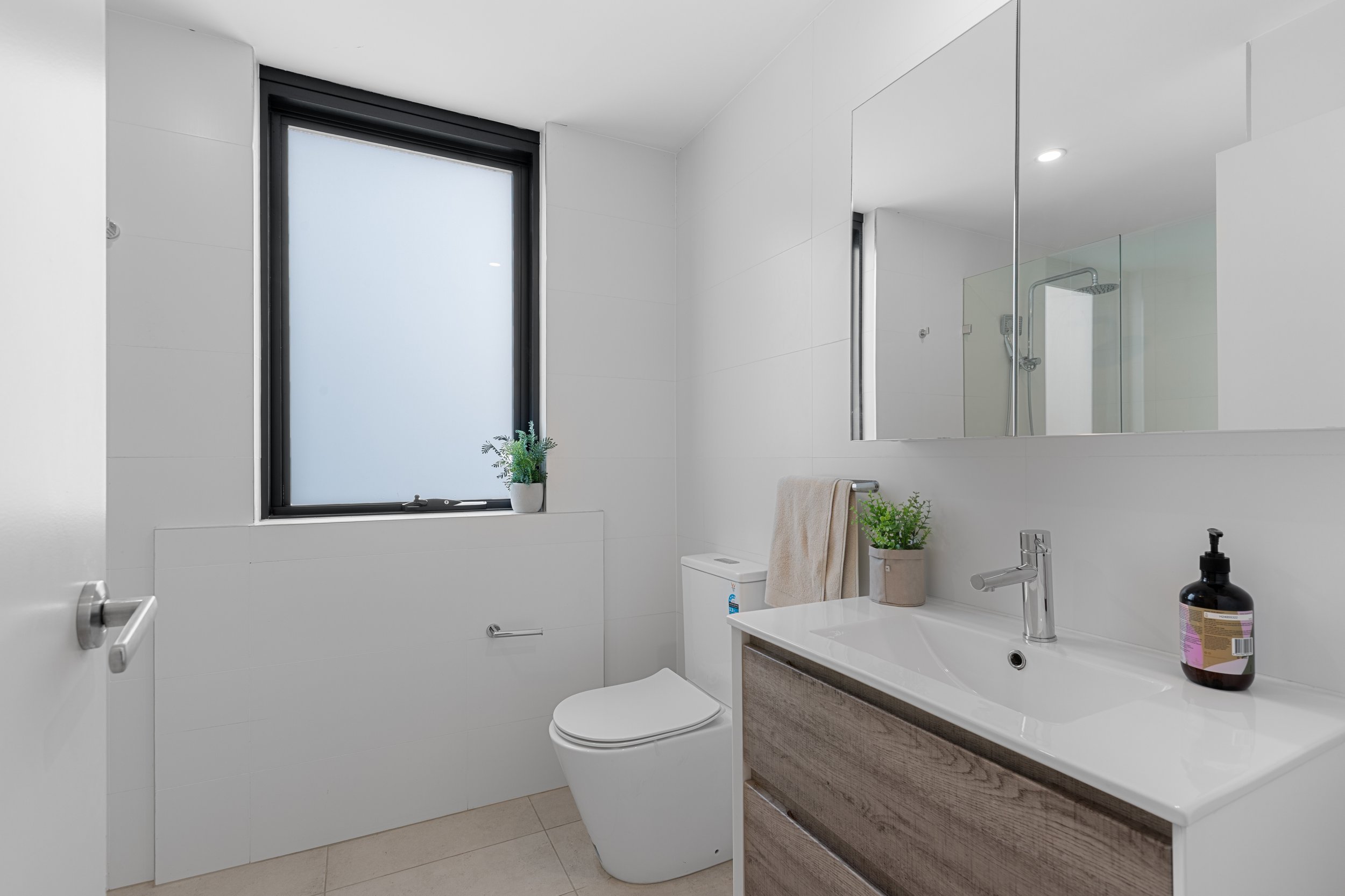 10. Ensuite 1.JPG