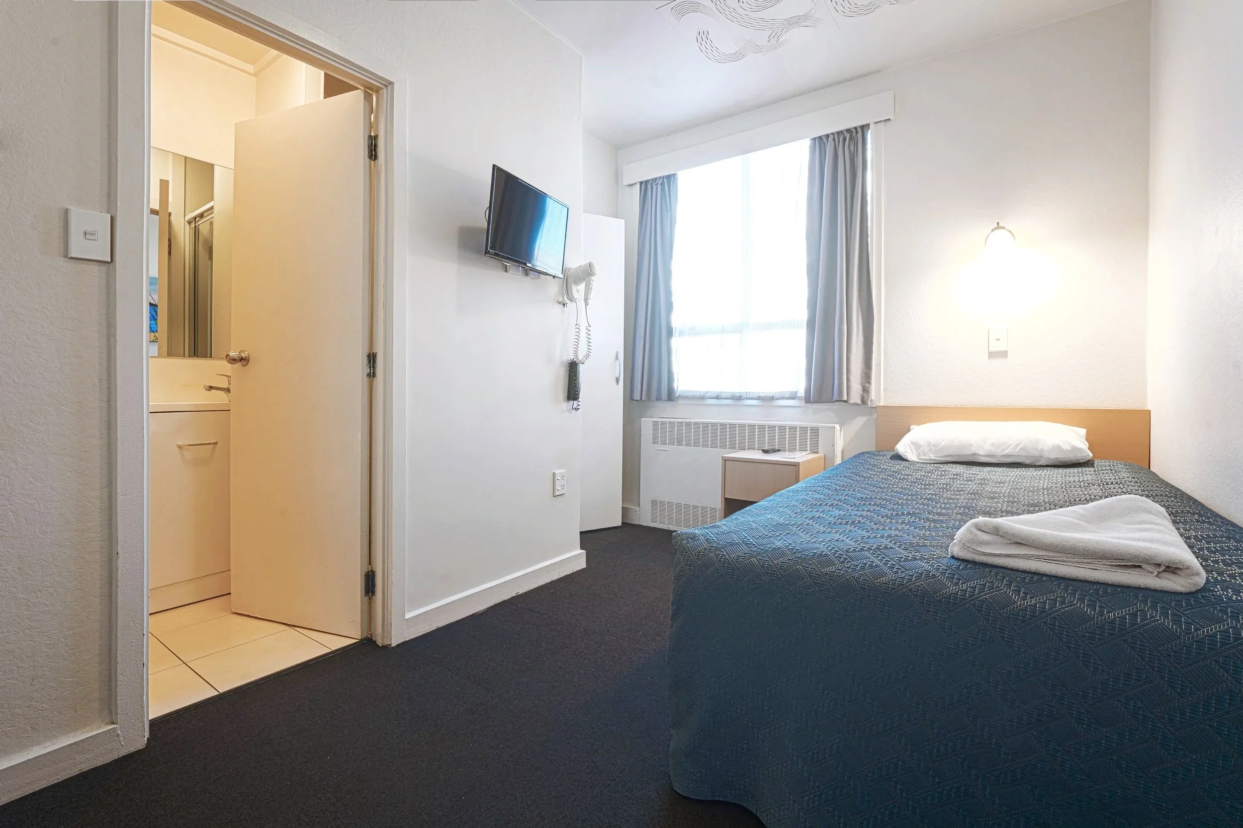 Ensuite Single

Furnished with king single bed, ensuite, t.v, mini fridge and free tea & coffee