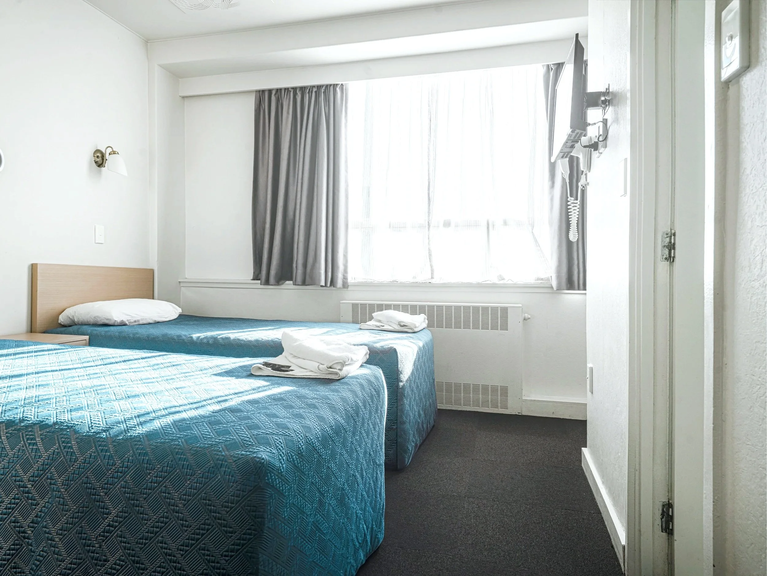 Ensuite Twin

Furnished with 2 king single beds, ensuite, t.v, mini fridge and free tea & coffee